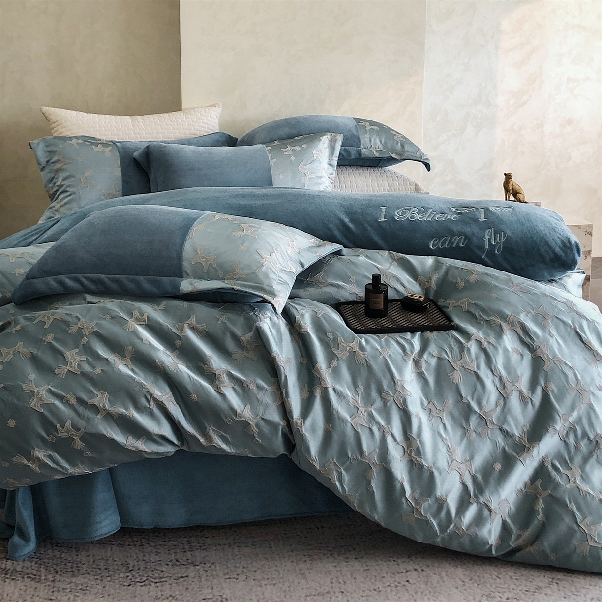 91家纺网 家纺一手货源 找家纺 换种生活 2025新款A类浮雕牛奶绒刺绣四件套 马上有钱花-兰