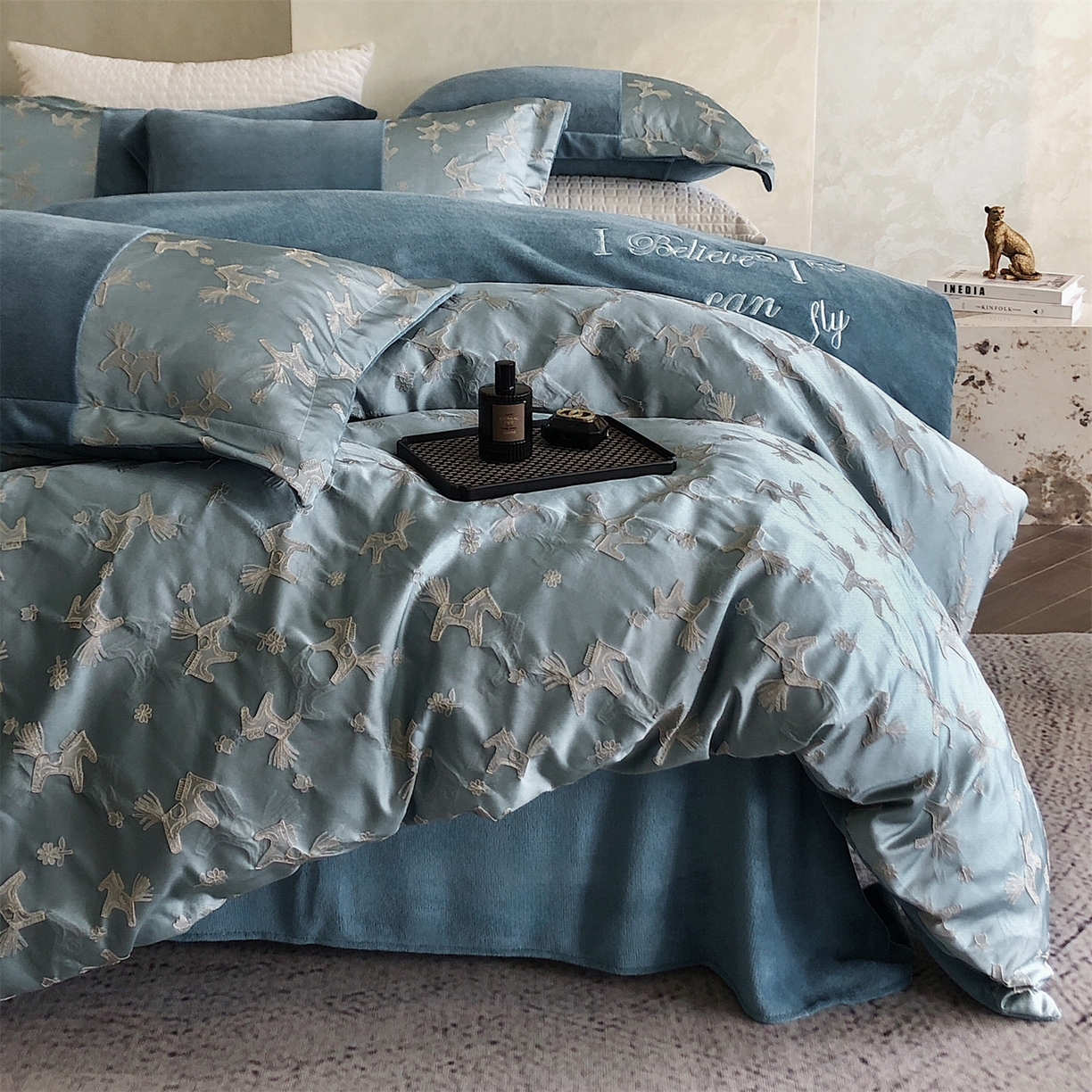 91家纺网 家纺一手货源 找家纺 换种生活 2025新款A类浮雕牛奶绒刺绣四件套 马上有钱花-兰