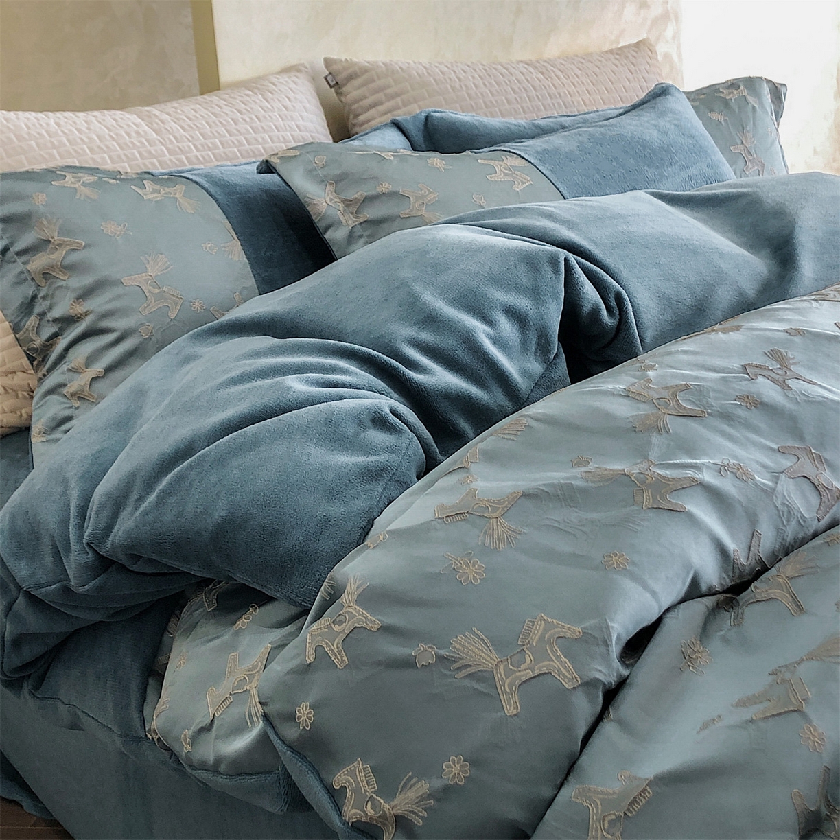 91家纺网 家纺一手货源 找家纺 换种生活 2025新款A类浮雕牛奶绒刺绣四件套 马上有钱花-兰