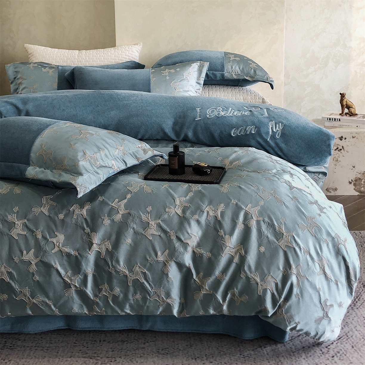 91家纺网 家纺一手货源 找家纺 换种生活 2025新款A类浮雕牛奶绒刺绣四件套 马上有钱花-兰