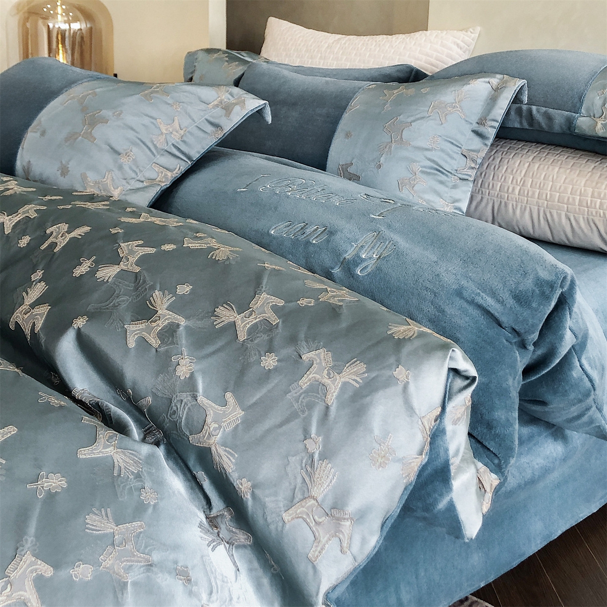 91家纺网 家纺一手货源 找家纺 换种生活 2025新款A类浮雕牛奶绒刺绣四件套 马上有钱花-兰