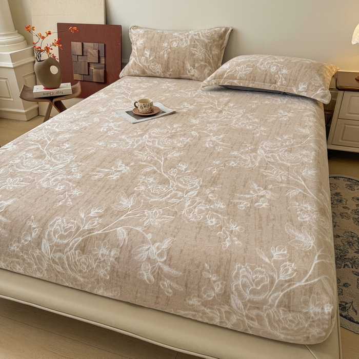 91家纺网 家纺一手货源 找家纺 LIFE.丽芙 2025秋冬新款A类牛奶绒230g立体雕花加厚单层床笠单件床垫子保护套罩子三件套 花蹊听雨 咖