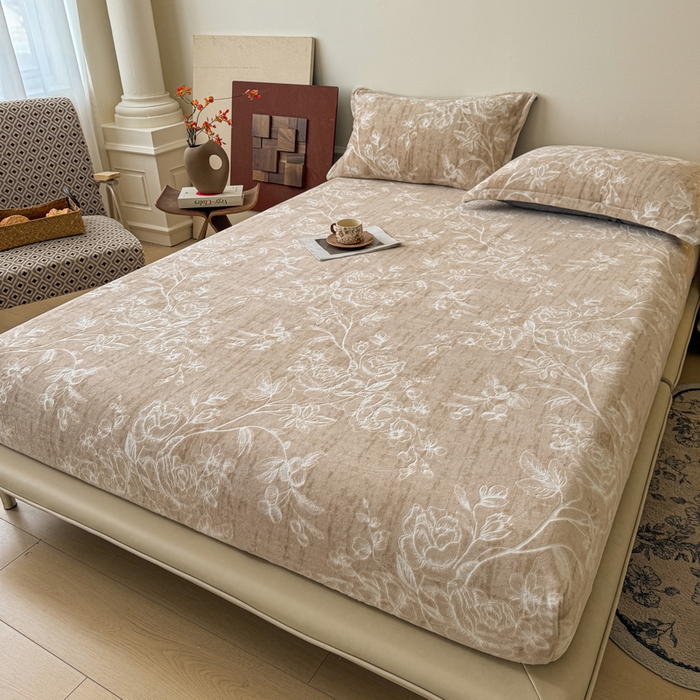 91家纺网 家纺一手货源 找家纺 LIFE.丽芙 2025秋冬新款A类牛奶绒230g立体雕花加厚单层床笠单件床垫子保护套罩子三件套 花蹊听雨 咖