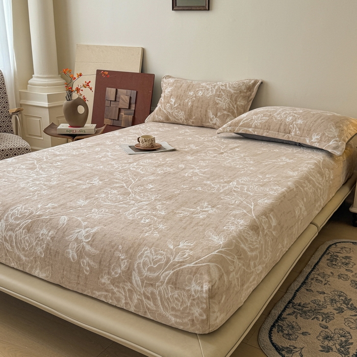 91家纺网 家纺一手货源 找家纺 LIFE.丽芙 2025秋冬新款A类牛奶绒230g立体雕花加厚单层床笠单件床垫子保护套罩子三件套 花蹊听雨 咖