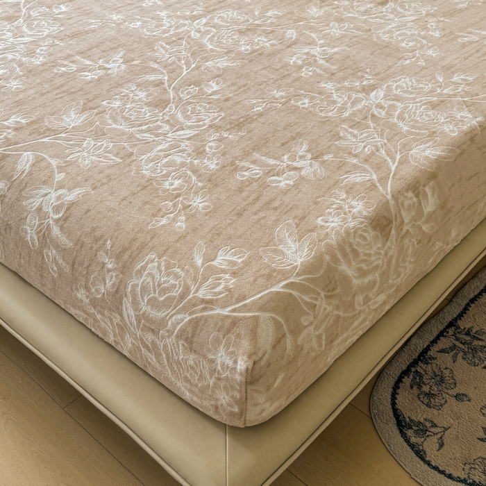 91家纺网 家纺一手货源 找家纺 LIFE.丽芙 2025秋冬新款A类牛奶绒230g立体雕花加厚单层床笠单件床垫子保护套罩子三件套 花蹊听雨 咖