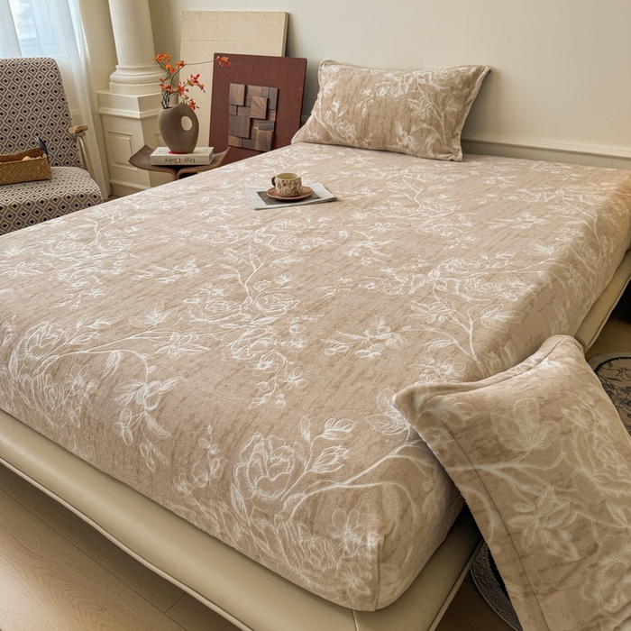 91家纺网 家纺一手货源 找家纺 LIFE.丽芙 2025秋冬新款A类牛奶绒230g立体雕花加厚单层床笠单件床垫子保护套罩子三件套 花蹊听雨 咖