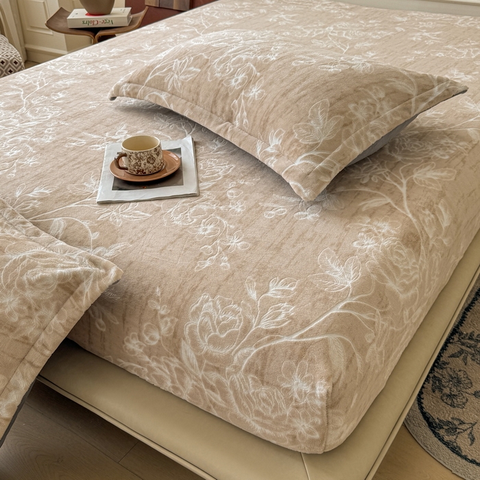 91家纺网 家纺一手货源 找家纺 LIFE.丽芙 2025秋冬新款A类牛奶绒230g立体雕花加厚单层床笠单件床垫子保护套罩子三件套 花蹊听雨 咖