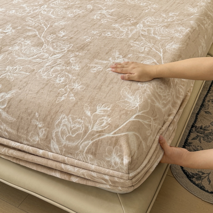 91家纺网 家纺一手货源 找家纺 LIFE.丽芙 2025秋冬新款A类牛奶绒230g立体雕花加厚单层床笠单件床垫子保护套罩子三件套 花蹊听雨 咖