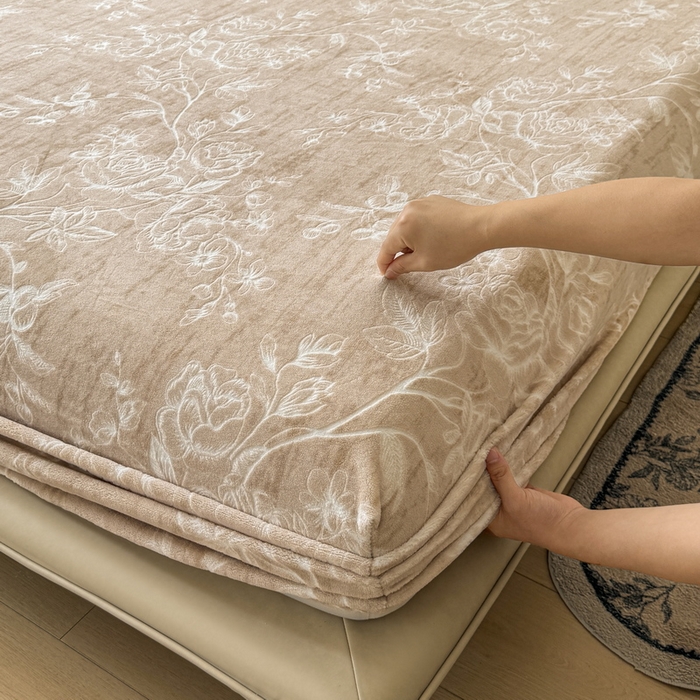 91家纺网 家纺一手货源 找家纺 LIFE.丽芙 2025秋冬新款A类牛奶绒230g立体雕花加厚单层床笠单件床垫子保护套罩子三件套 花蹊听雨 咖