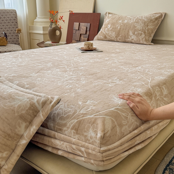 91家纺网 家纺一手货源 找家纺 LIFE.丽芙 2025秋冬新款A类牛奶绒230g立体雕花加厚单层床笠单件床垫子保护套罩子三件套 花蹊听雨 咖