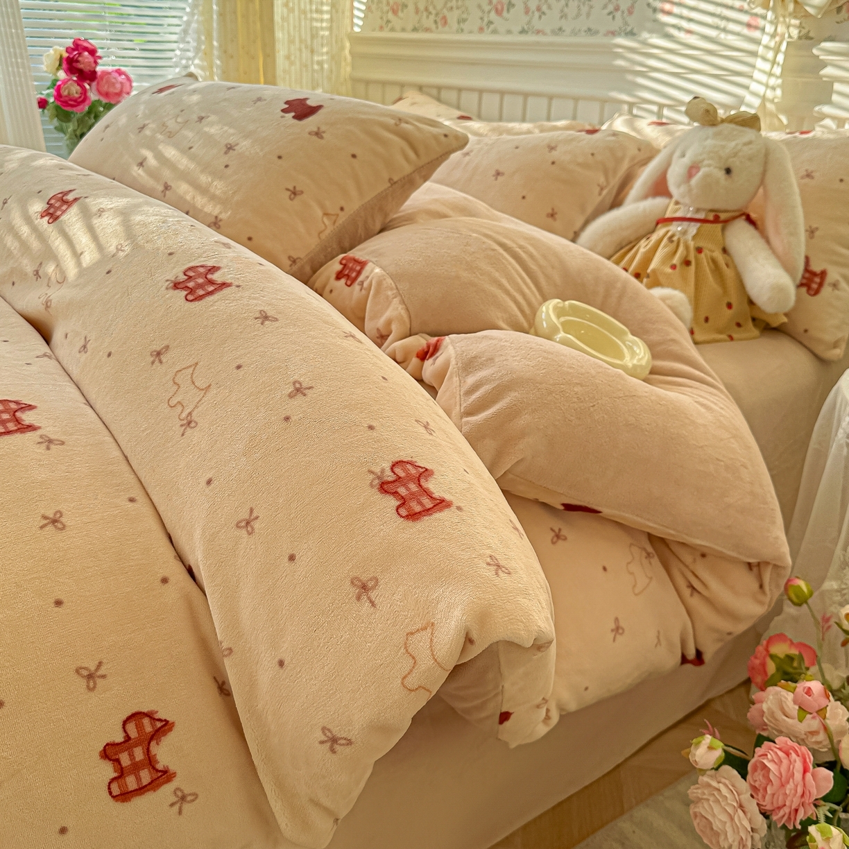 91家纺网 家纺一手货源 找家纺 韩巢家纺 2025新款高克重印花牛奶绒床品四件套 奶油小狗