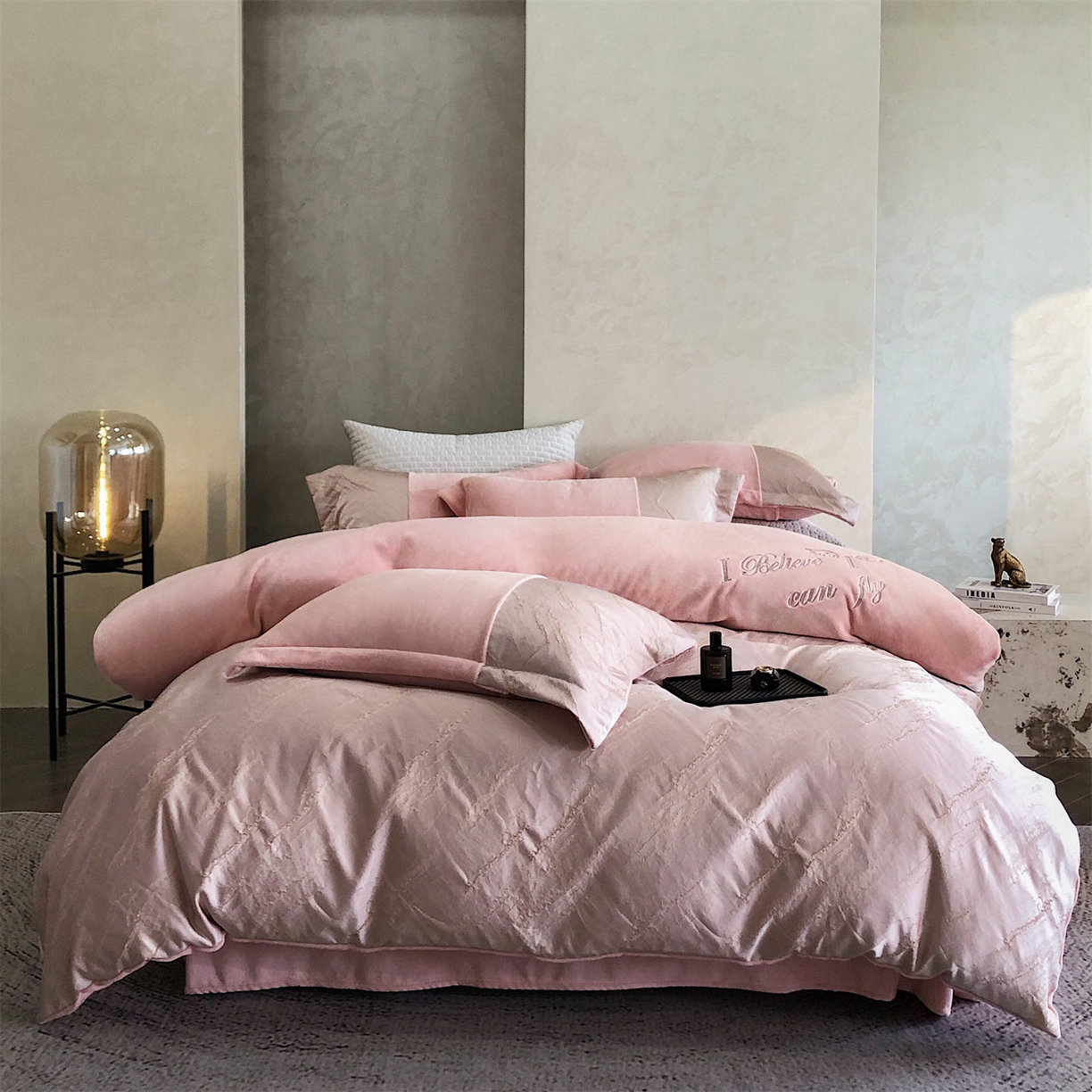 91家纺网 家纺一手货源 找家纺 换种生活 2025新款A类浮雕牛奶绒刺绣四件套 水漾-粉