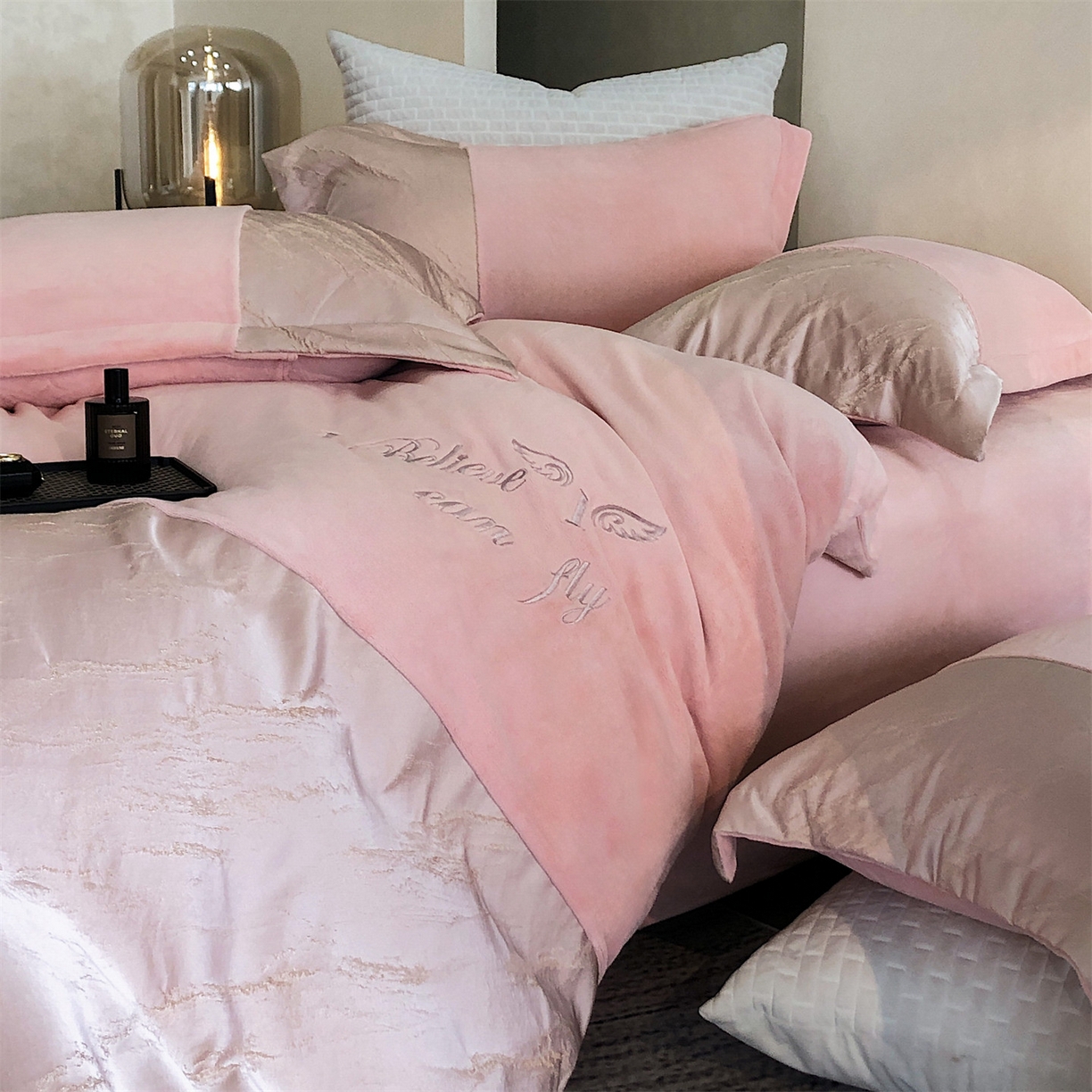 91家纺网 家纺一手货源 找家纺 换种生活 2025新款A类浮雕牛奶绒刺绣四件套 水漾-粉