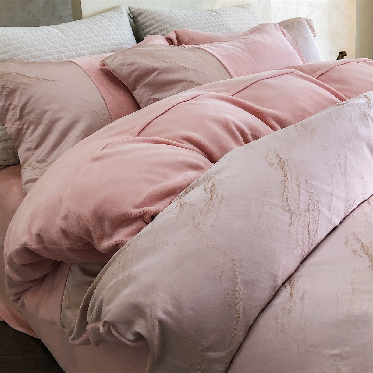 91家纺网 家纺一手货源 找家纺 换种生活 2025新款A类浮雕牛奶绒刺绣四件套 水漾-粉