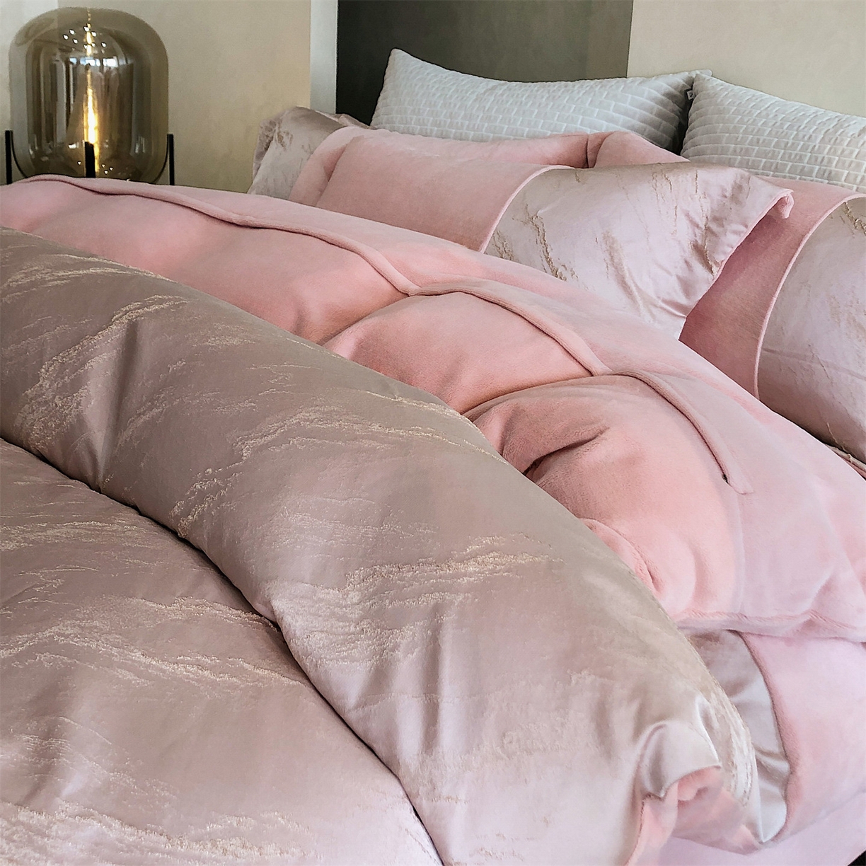 91家纺网 家纺一手货源 找家纺 换种生活 2025新款A类浮雕牛奶绒刺绣四件套 水漾-粉