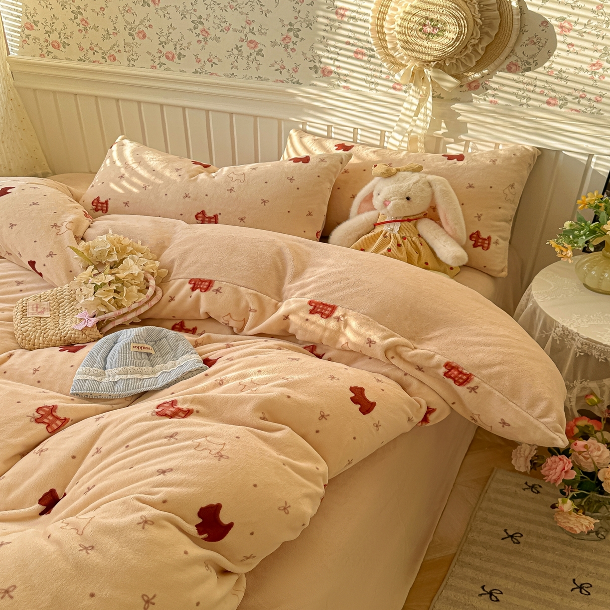 91家纺网 家纺一手货源 找家纺 韩巢家纺 2025新款高克重印花牛奶绒床品四件套 奶油小狗