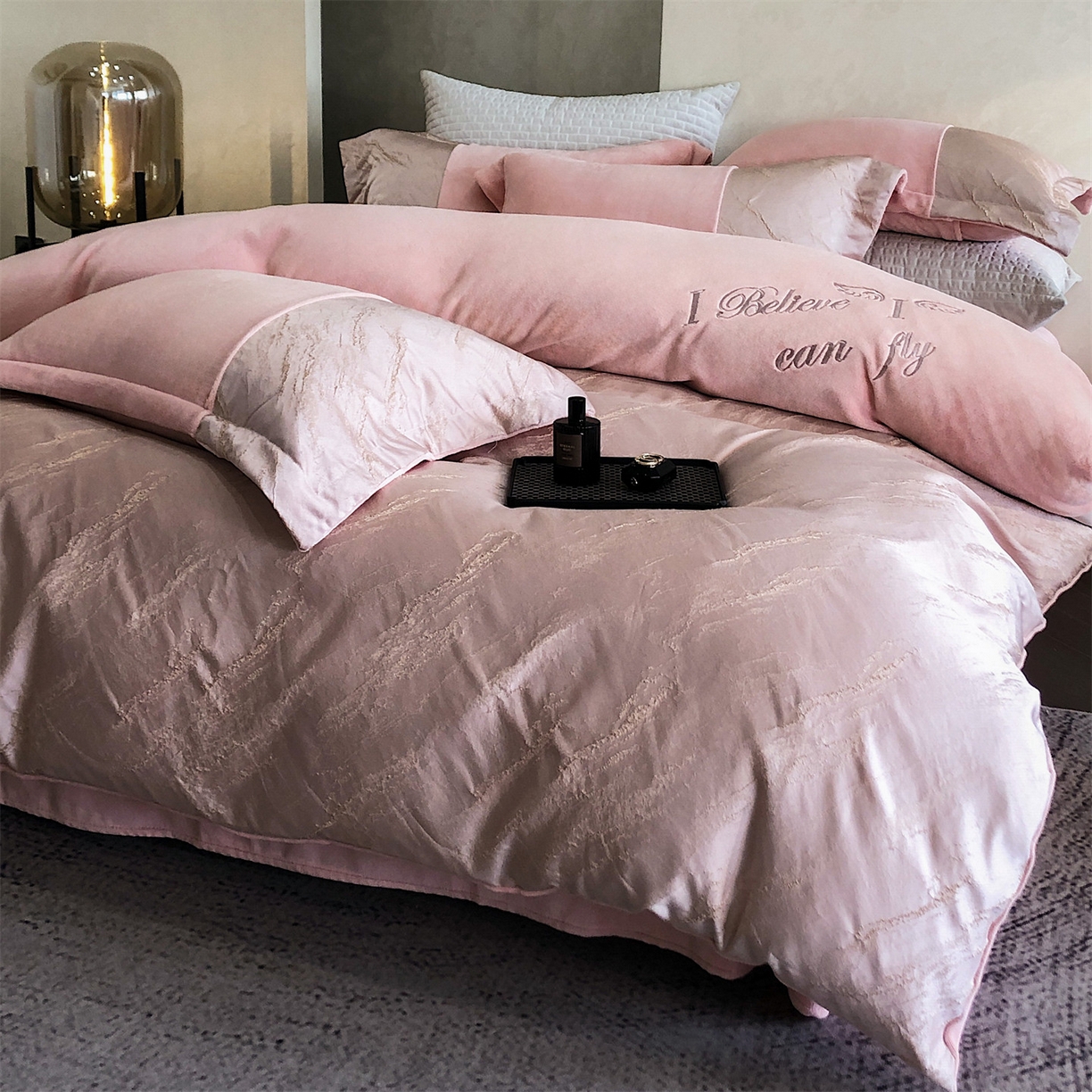 91家纺网 家纺一手货源 找家纺 换种生活 2025新款A类浮雕牛奶绒刺绣四件套 水漾-粉