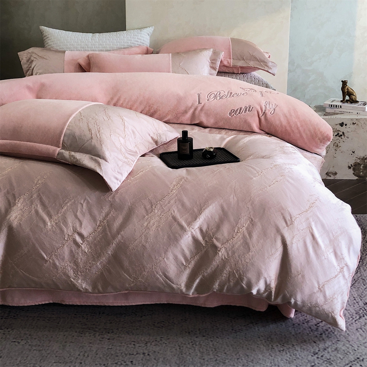 91家纺网 家纺一手货源 找家纺 换种生活 2025新款A类浮雕牛奶绒刺绣四件套 水漾-粉