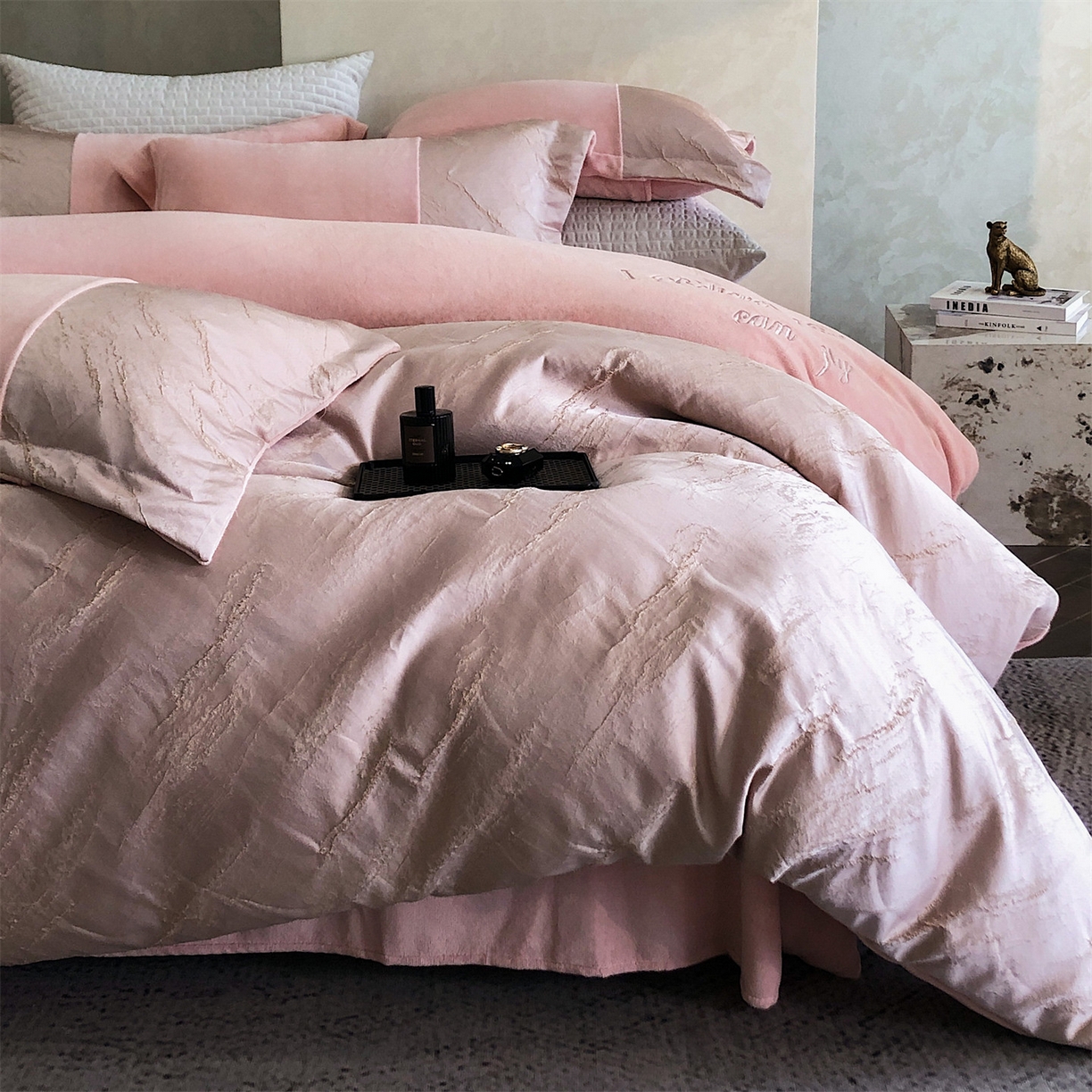 91家纺网 家纺一手货源 找家纺 换种生活 2025新款A类浮雕牛奶绒刺绣四件套 水漾-粉