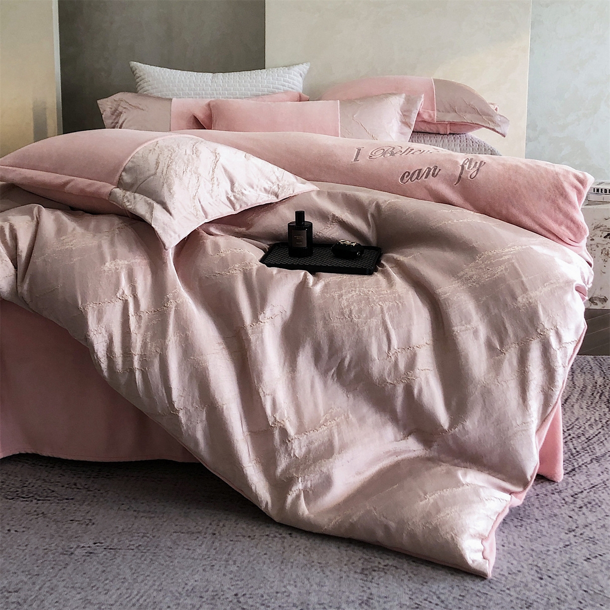 91家纺网 家纺一手货源 找家纺 换种生活 2025新款A类浮雕牛奶绒刺绣四件套 水漾-粉