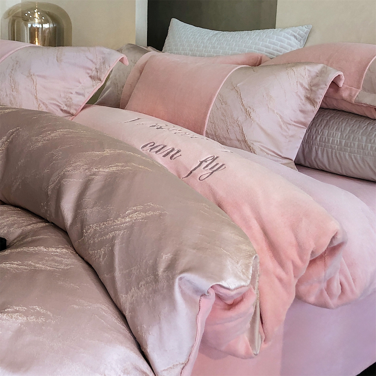 91家纺网 家纺一手货源 找家纺 换种生活 2025新款A类浮雕牛奶绒刺绣四件套 水漾-粉