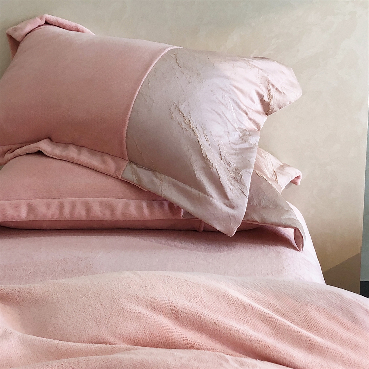 91家纺网 家纺一手货源 找家纺 换种生活 2025新款A类浮雕牛奶绒刺绣四件套 水漾-粉