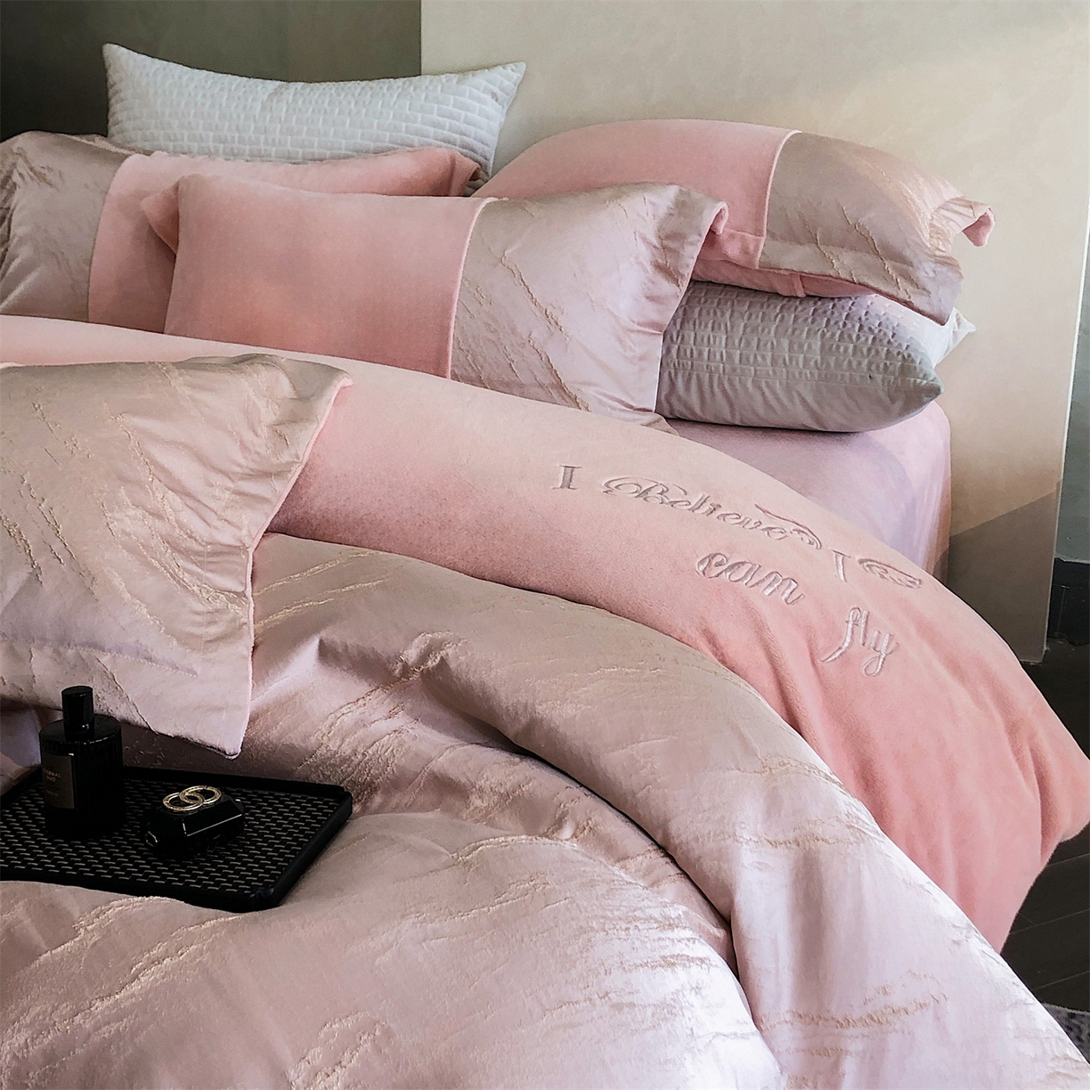 91家纺网 家纺一手货源 找家纺 换种生活 2025新款A类浮雕牛奶绒刺绣四件套 水漾-粉