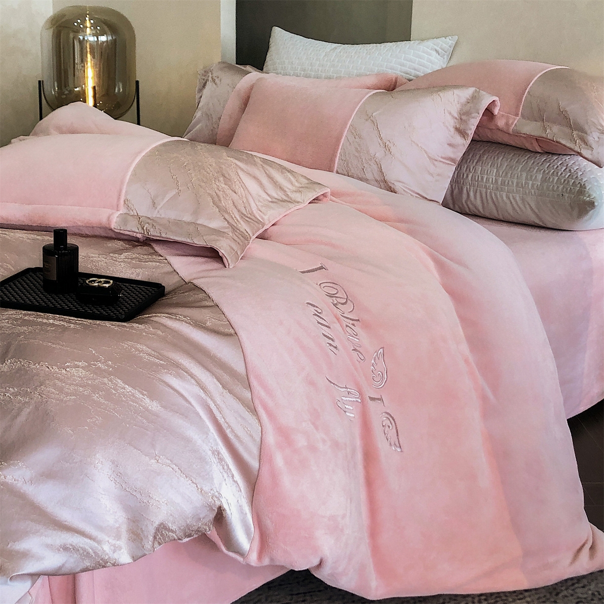 91家纺网 家纺一手货源 找家纺 换种生活 2025新款A类浮雕牛奶绒刺绣四件套 水漾-粉