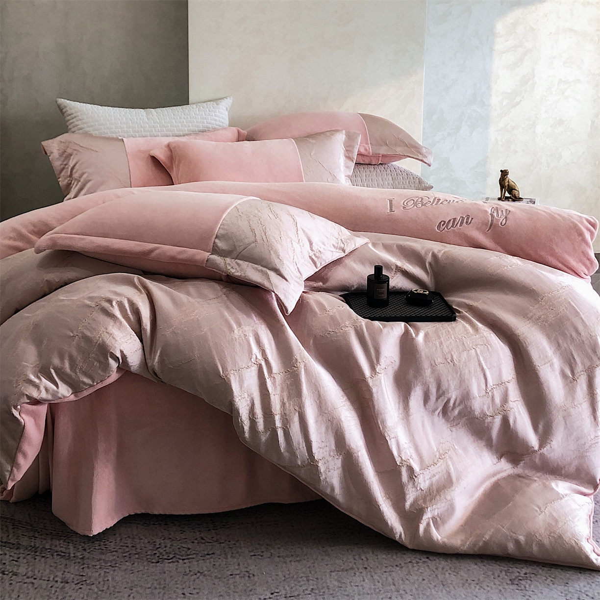 91家纺网 家纺一手货源 找家纺 换种生活 2025新款A类浮雕牛奶绒刺绣四件套 水漾-粉