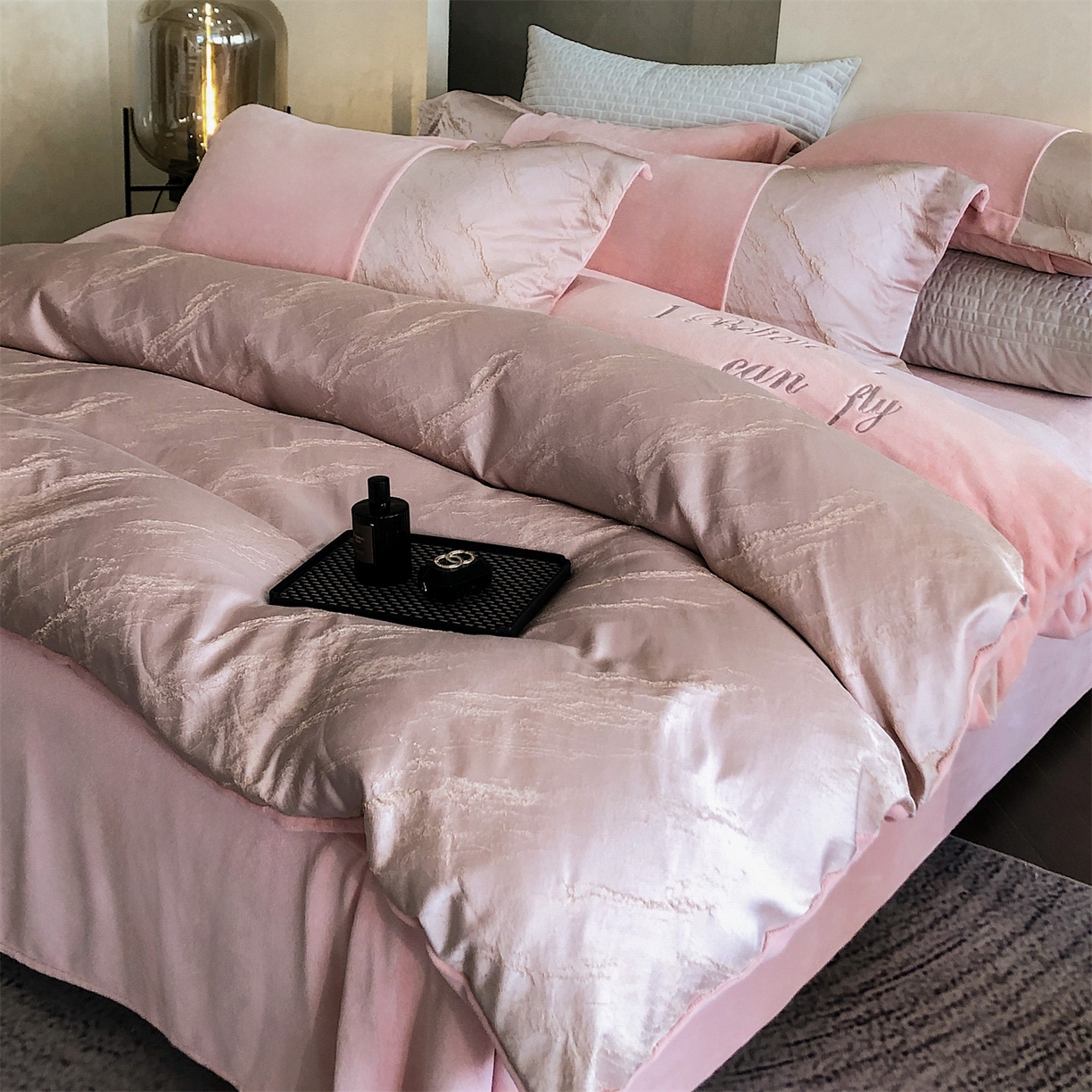 91家纺网 家纺一手货源 找家纺 换种生活 2025新款A类浮雕牛奶绒刺绣四件套 水漾-粉