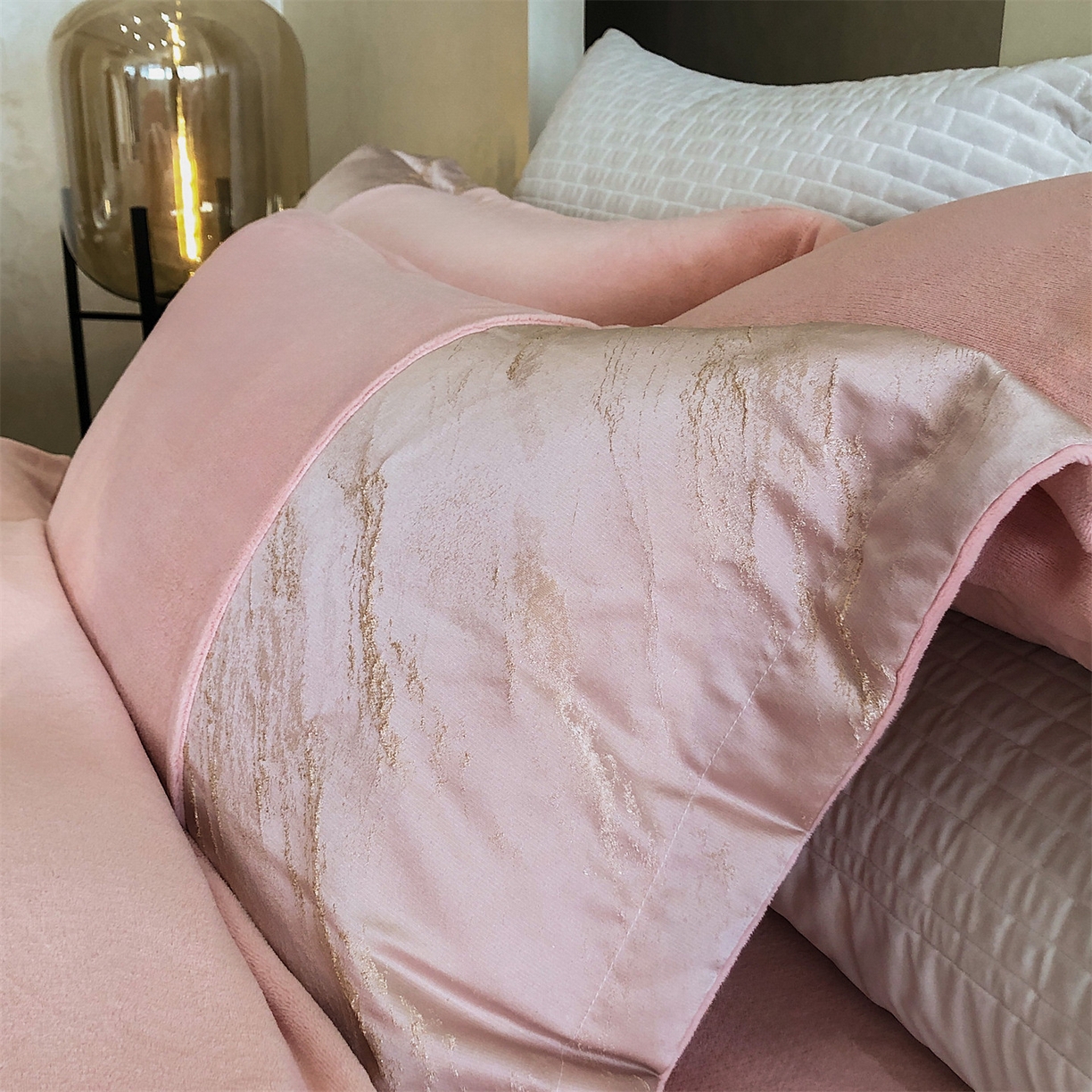 91家纺网 家纺一手货源 找家纺 换种生活 2025新款A类浮雕牛奶绒刺绣四件套 水漾-粉