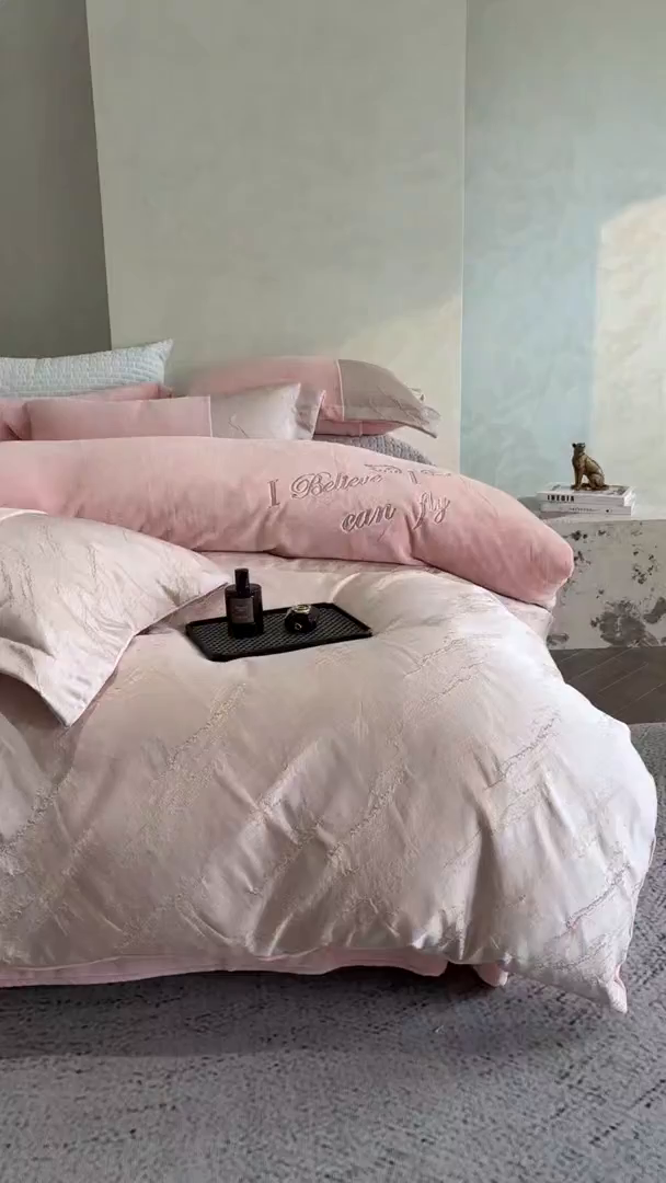 91家纺网 家纺一手货源 找家纺 换种生活 2025新款A类浮雕牛奶绒刺绣四件套 水漾-粉