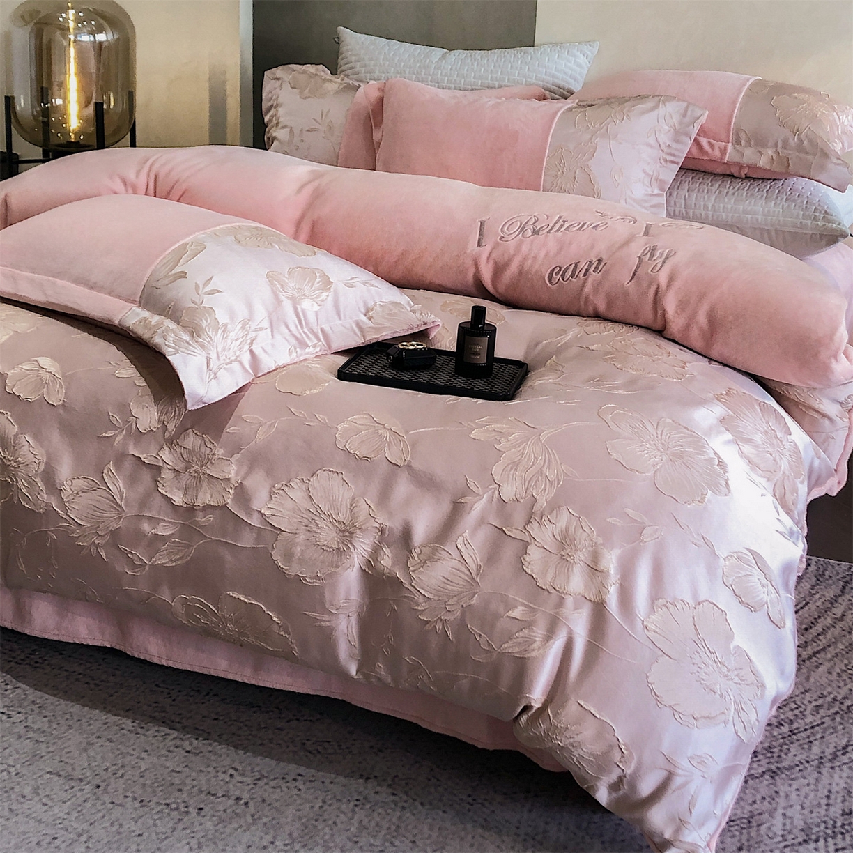 91家纺网 家纺一手货源 找家纺 换种生活 2025新款A类浮雕牛奶绒刺绣四件套 汐颜-粉