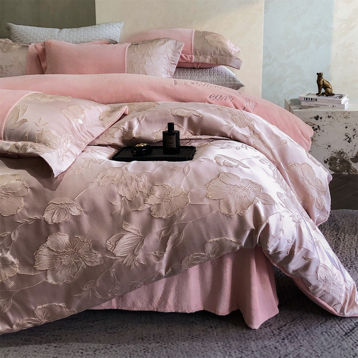 91家纺网 家纺一手货源 找家纺 换种生活 2025新款A类浮雕牛奶绒刺绣四件套 汐颜-粉