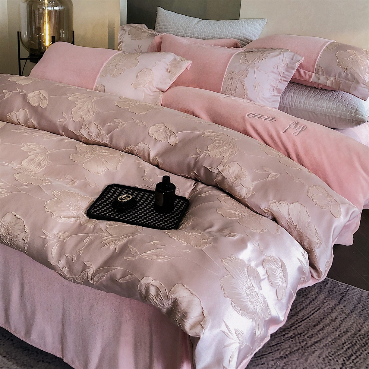 91家纺网 家纺一手货源 找家纺 换种生活 2025新款A类浮雕牛奶绒刺绣四件套 汐颜-粉