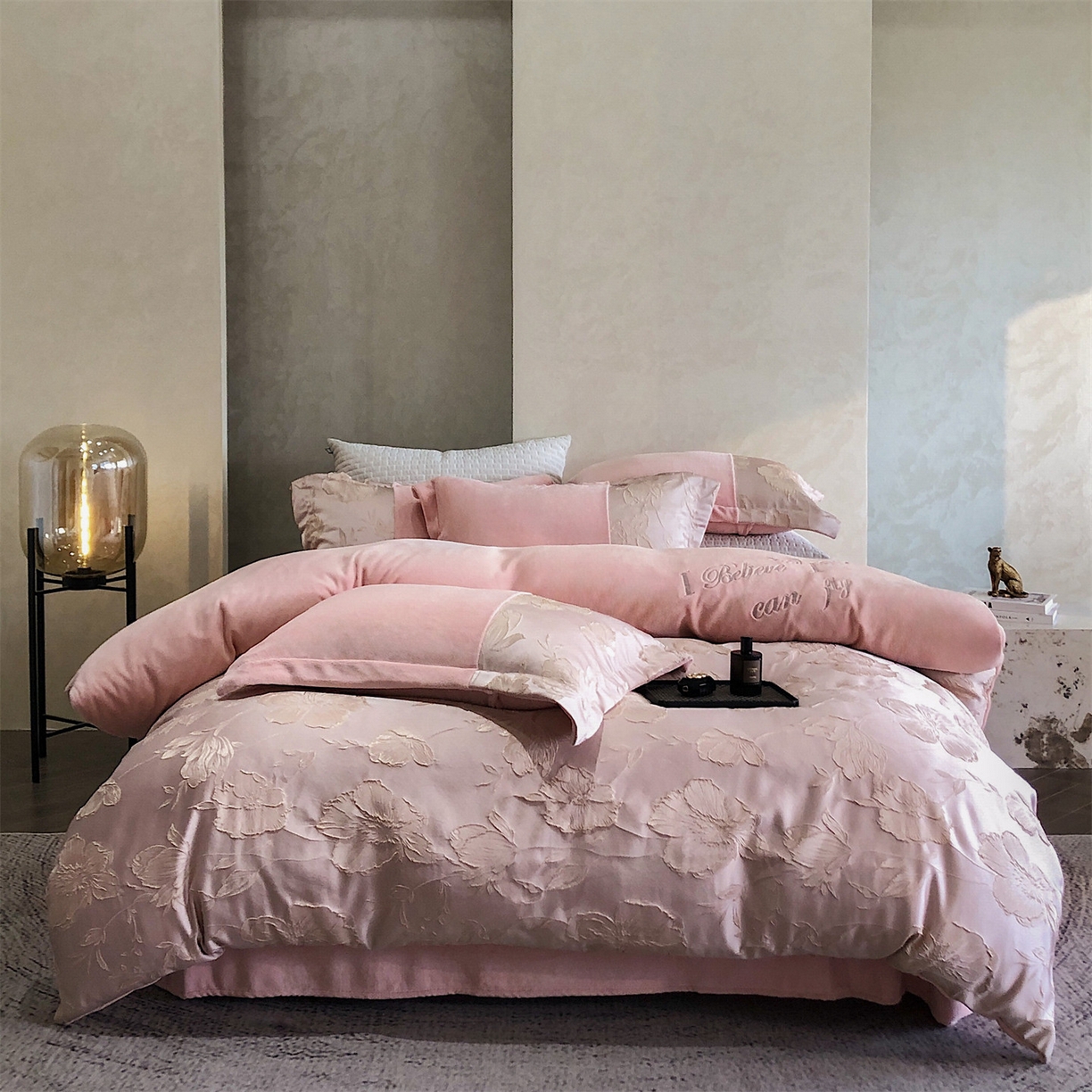 91家纺网 家纺一手货源 找家纺 换种生活 2025新款A类浮雕牛奶绒刺绣四件套 汐颜-粉