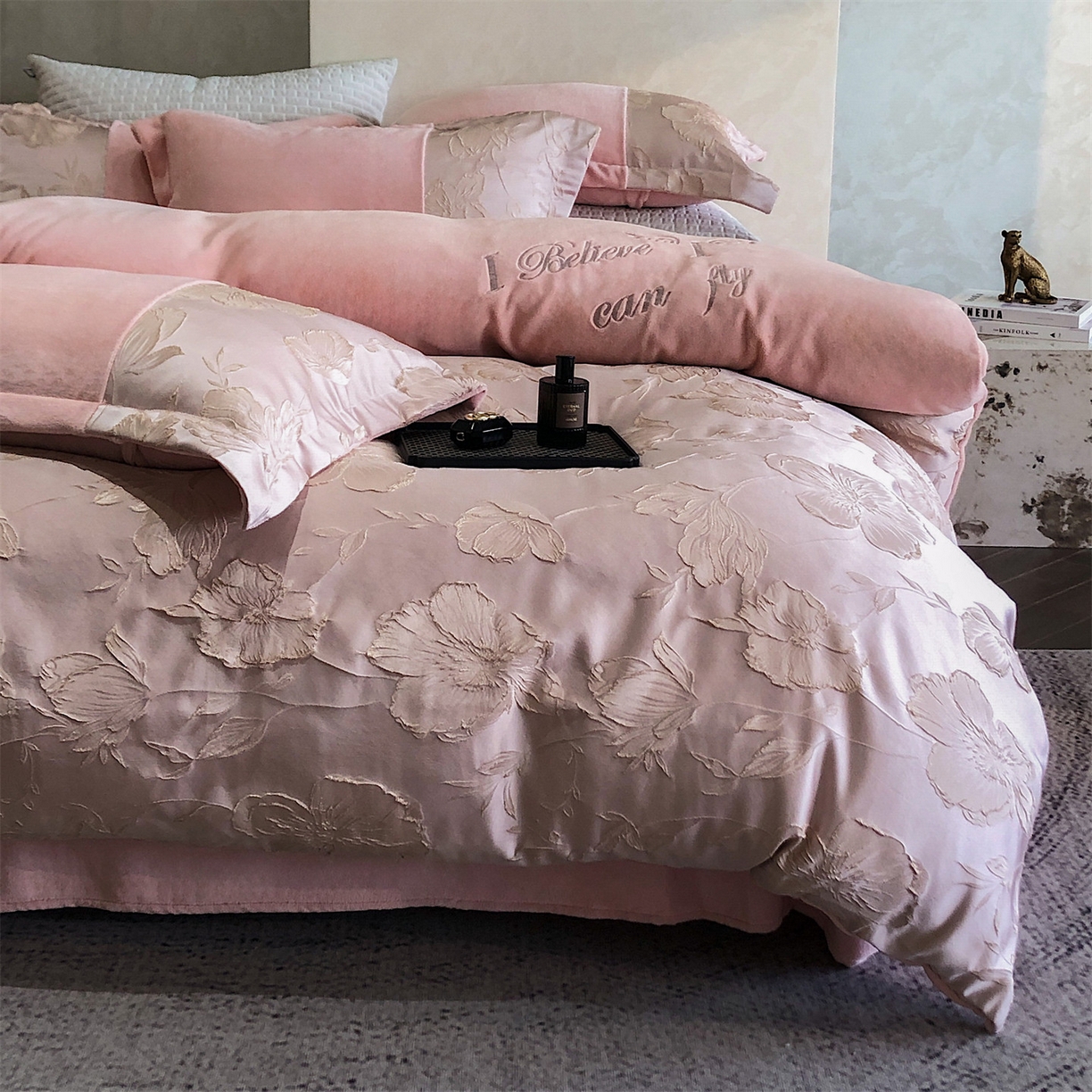 91家纺网 家纺一手货源 找家纺 换种生活 2025新款A类浮雕牛奶绒刺绣四件套 汐颜-粉