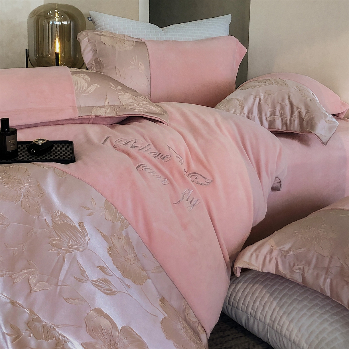 91家纺网 家纺一手货源 找家纺 换种生活 2025新款A类浮雕牛奶绒刺绣四件套 汐颜-粉