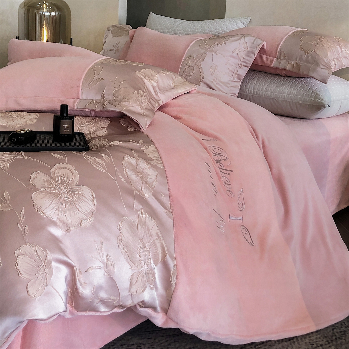 91家纺网 家纺一手货源 找家纺 换种生活 2025新款A类浮雕牛奶绒刺绣四件套 汐颜-粉