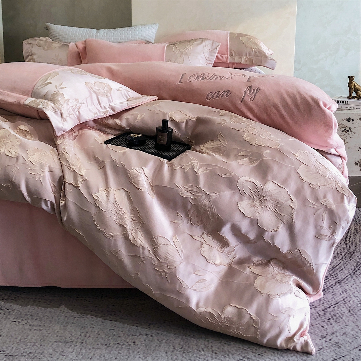 91家纺网 家纺一手货源 找家纺 换种生活 2025新款A类浮雕牛奶绒刺绣四件套 汐颜-粉