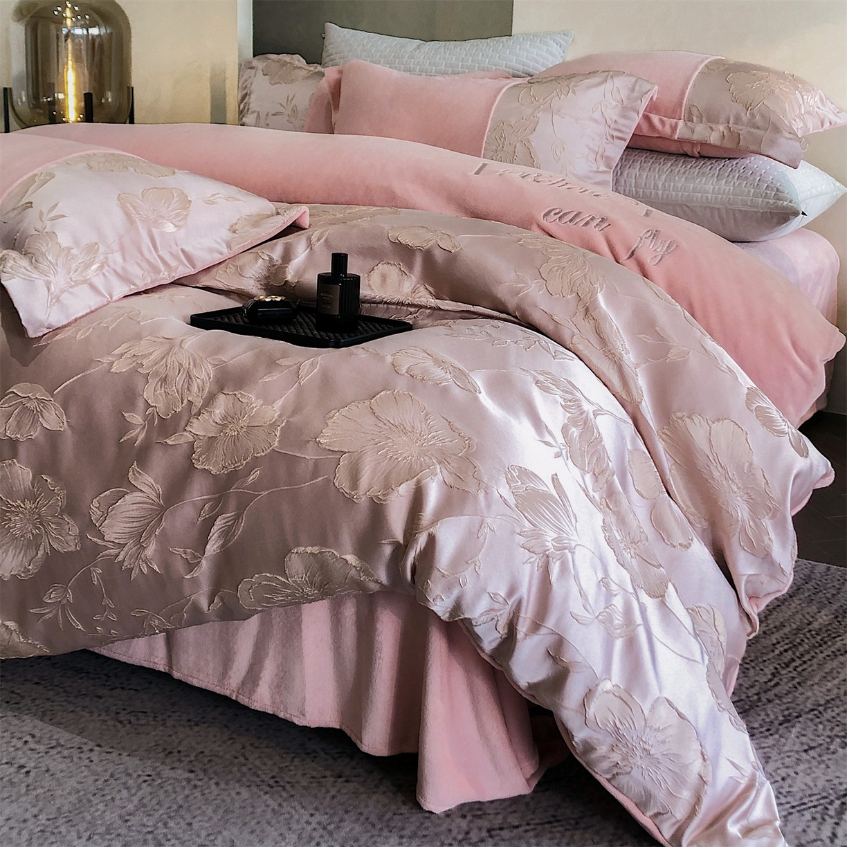 91家纺网 家纺一手货源 找家纺 换种生活 2025新款A类浮雕牛奶绒刺绣四件套 汐颜-粉