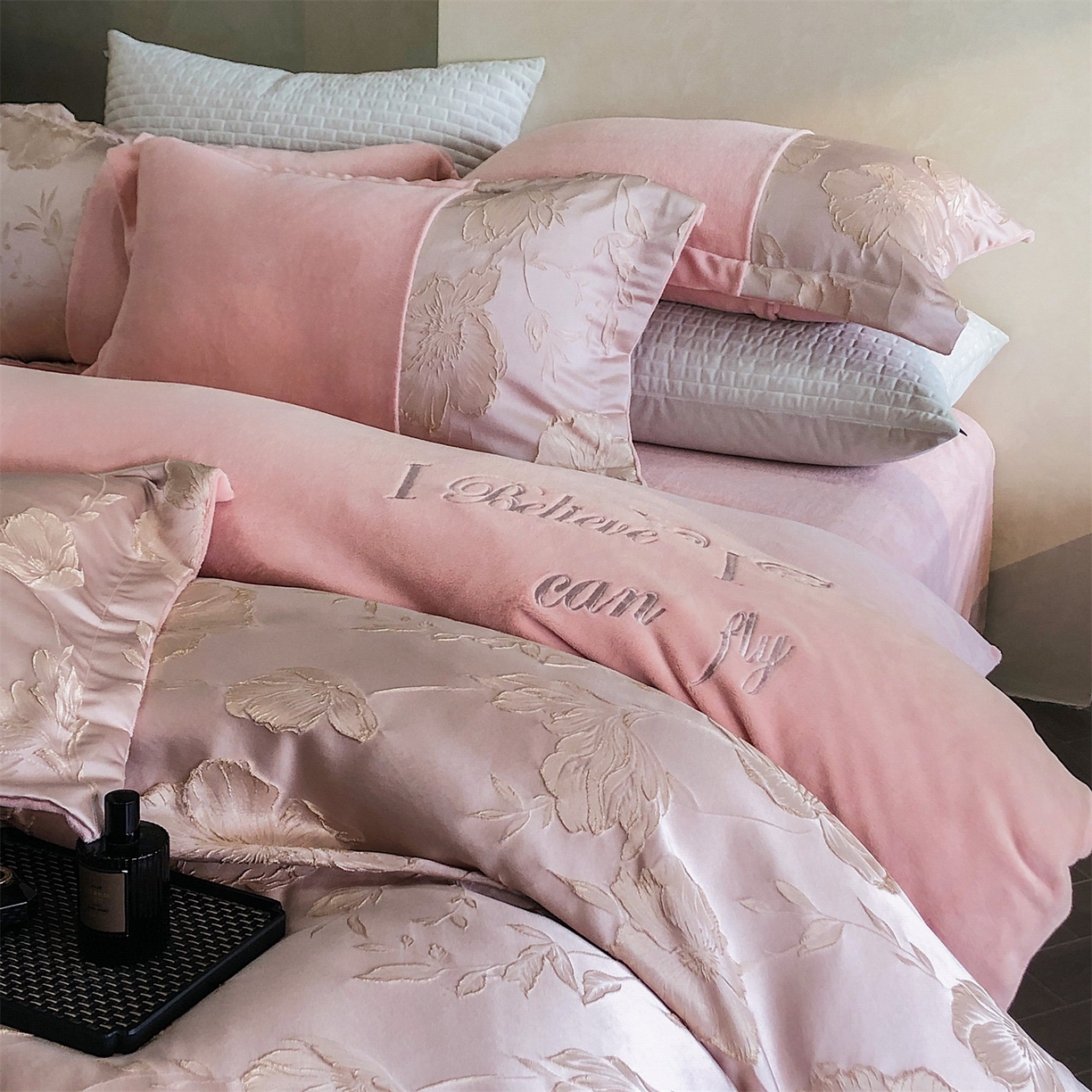 91家纺网 家纺一手货源 找家纺 换种生活 2025新款A类浮雕牛奶绒刺绣四件套 汐颜-粉