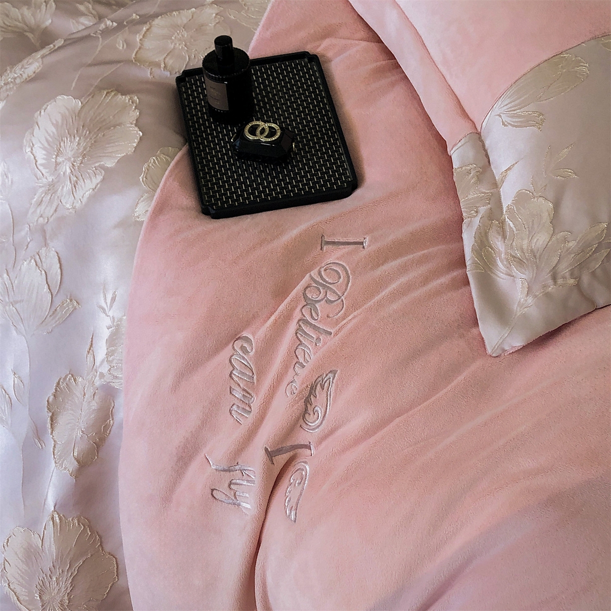 91家纺网 家纺一手货源 找家纺 换种生活 2025新款A类浮雕牛奶绒刺绣四件套 汐颜-粉