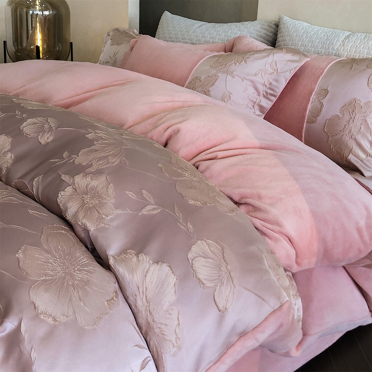 91家纺网 家纺一手货源 找家纺 换种生活 2025新款A类浮雕牛奶绒刺绣四件套 汐颜-粉