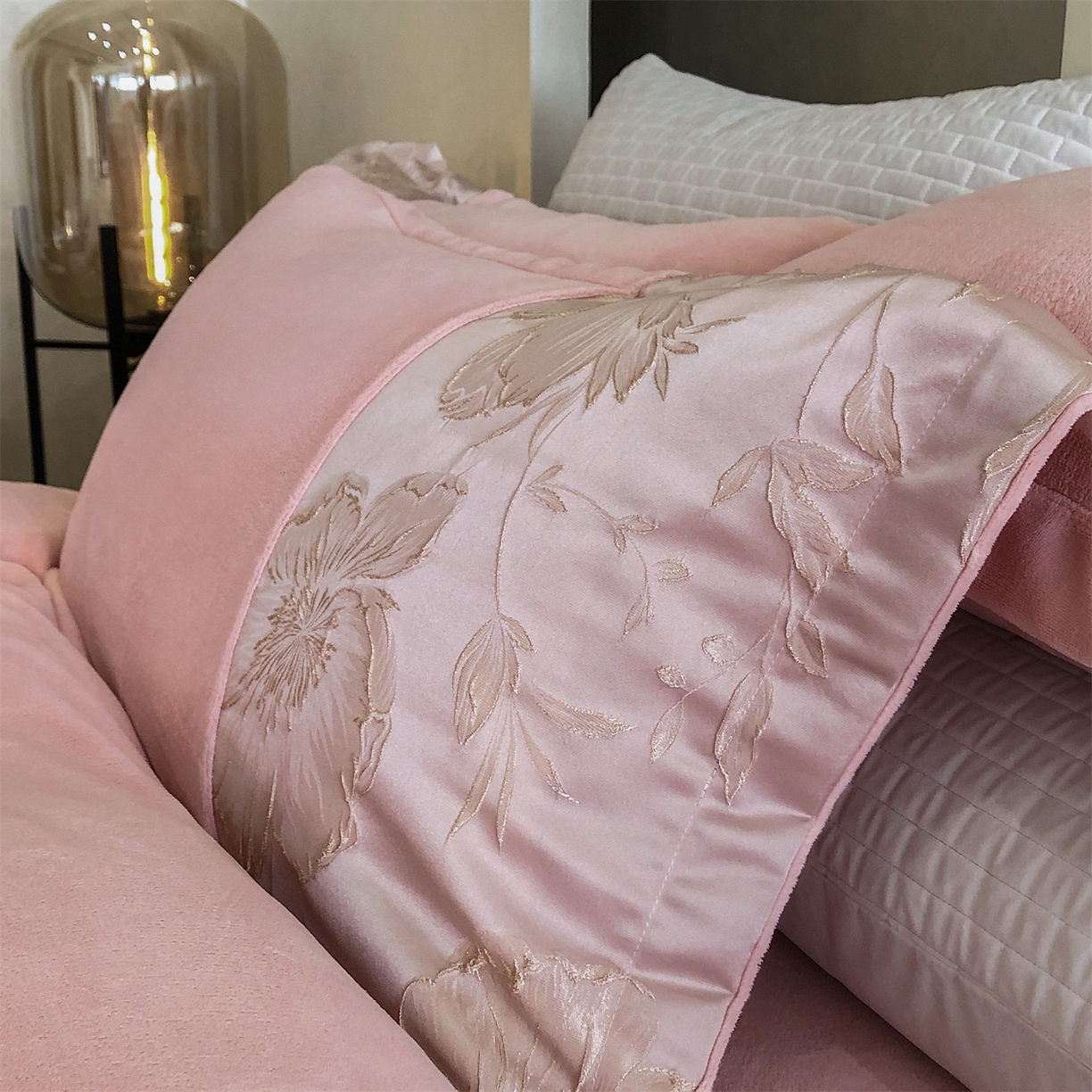 91家纺网 家纺一手货源 找家纺 换种生活 2025新款A类浮雕牛奶绒刺绣四件套 汐颜-粉