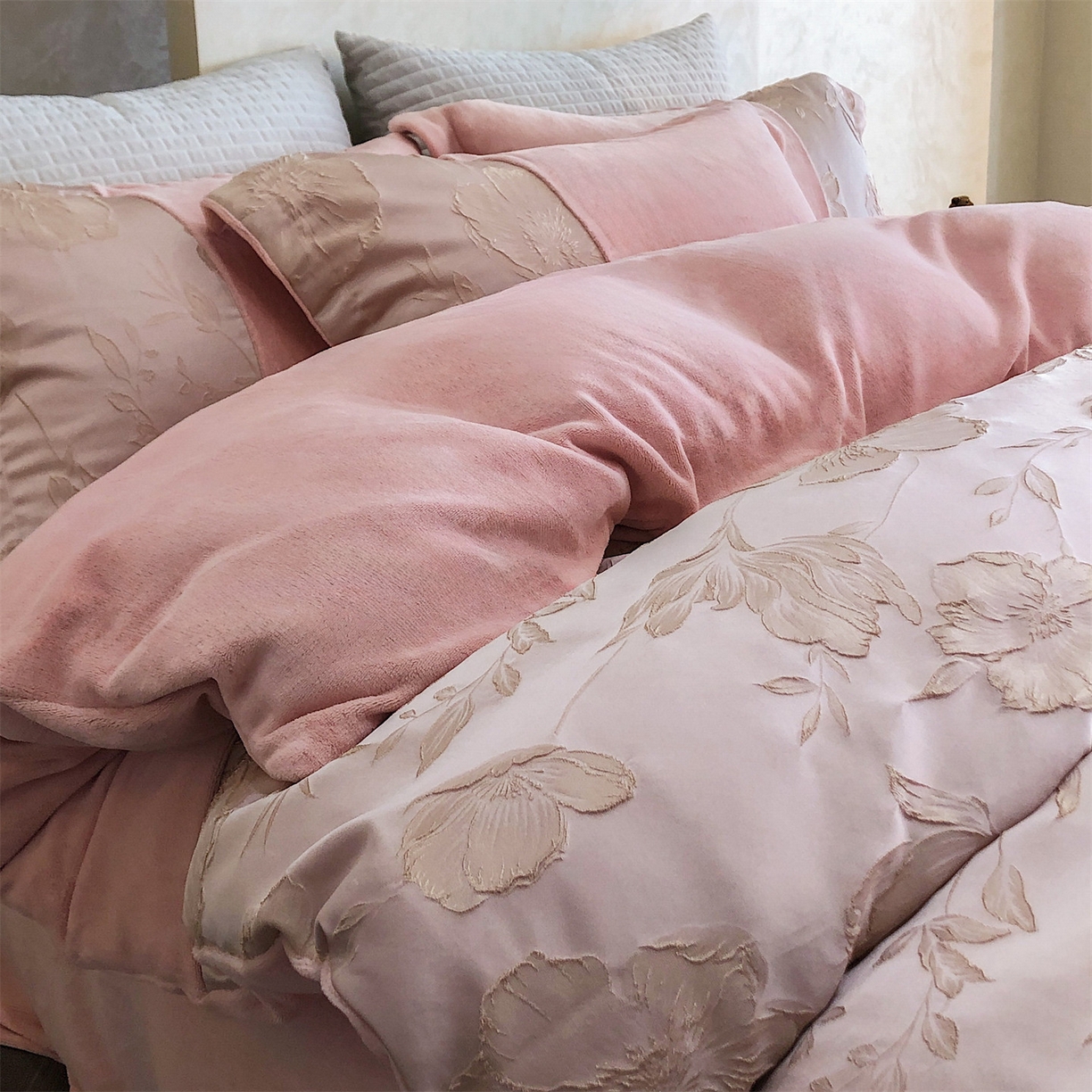 91家纺网 家纺一手货源 找家纺 换种生活 2025新款A类浮雕牛奶绒刺绣四件套 汐颜-粉