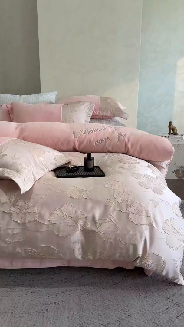 91家纺网 家纺一手货源 找家纺 换种生活 2025新款A类浮雕牛奶绒刺绣四件套 汐颜-粉