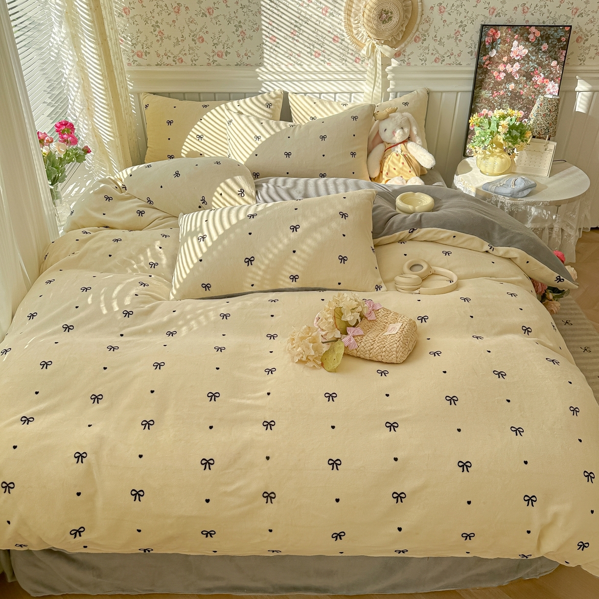 91家纺网 家纺一手货源 找家纺 韩巢家纺 2025新款高克重印花牛奶绒床品四件套 甜蜜蝴蝶结