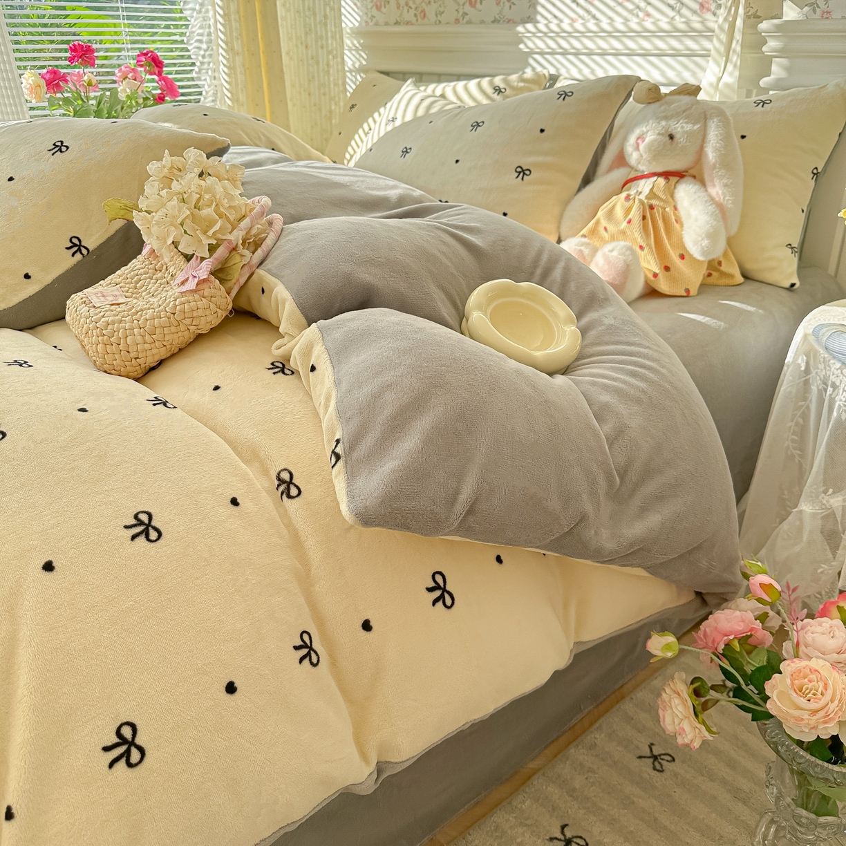 91家纺网 家纺一手货源 找家纺 韩巢家纺 2025新款高克重印花牛奶绒床品四件套 甜蜜蝴蝶结