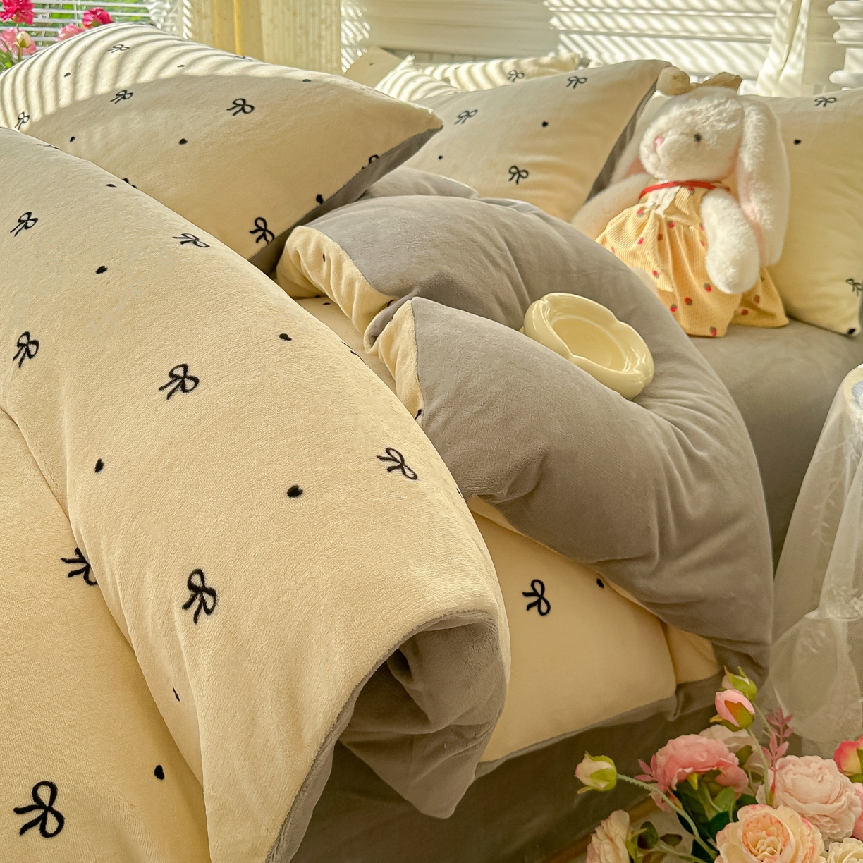 91家纺网 家纺一手货源 找家纺 韩巢家纺 2025新款高克重印花牛奶绒床品四件套 甜蜜蝴蝶结